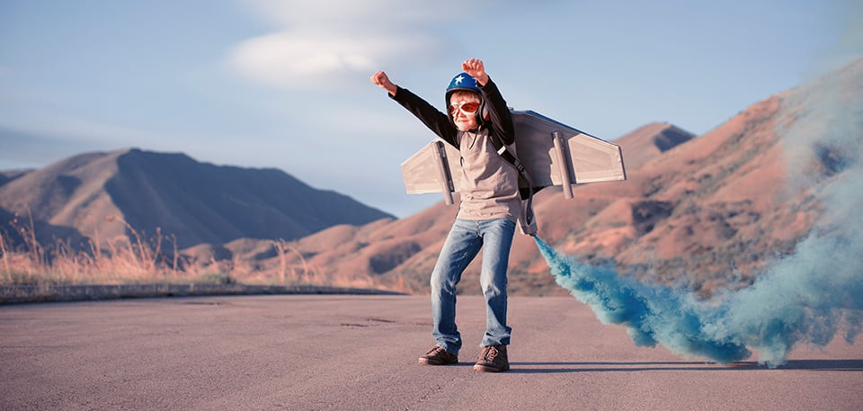 Das Unternehmen Project Competence: Stimmungsbild eines Jungen mit Flugzeugflügel zur Illustration der weitreichenden Kompetenz unserer Firma