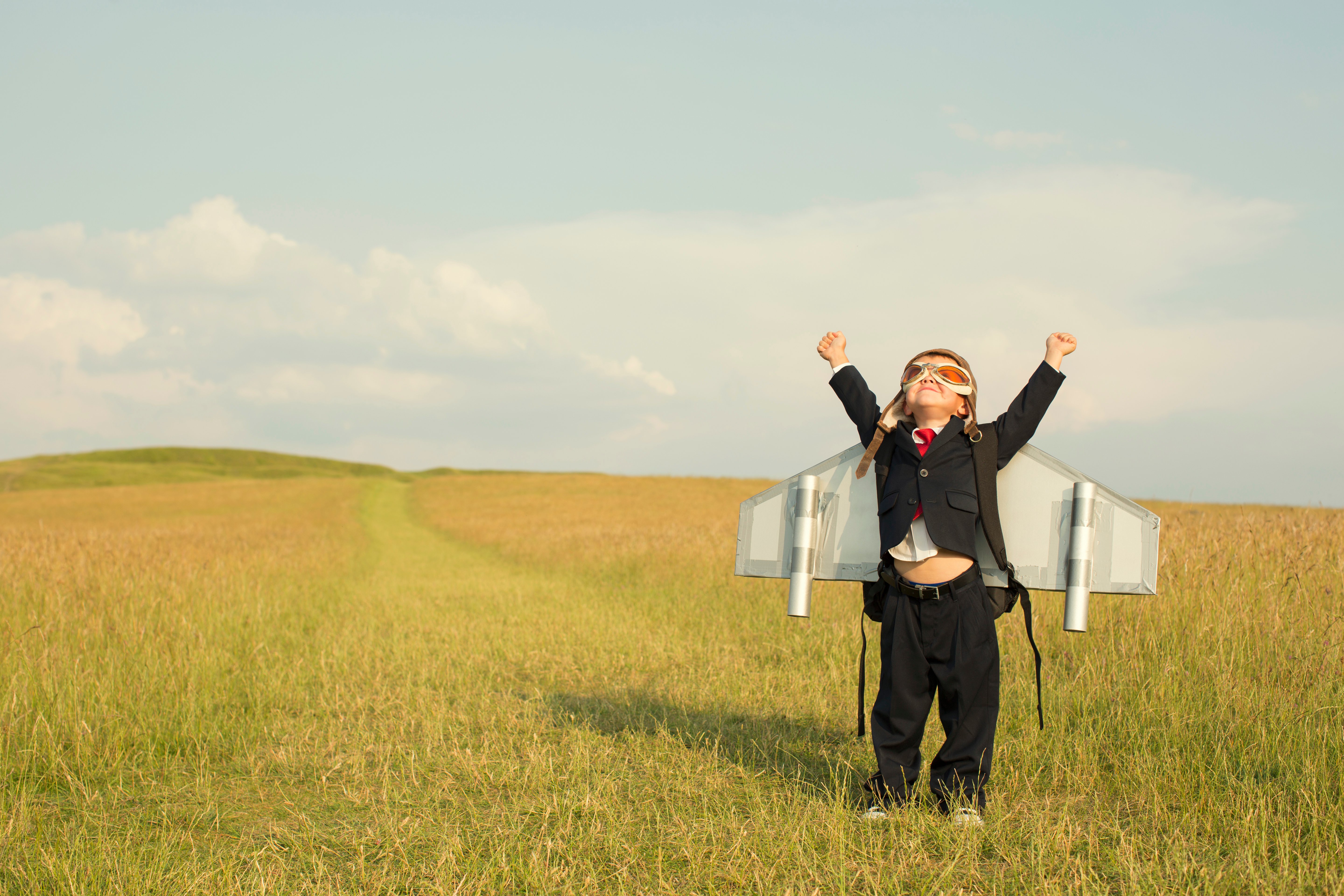 Offene Stellen. Stimmungsbild eines Kinds, dass sich mit Flügel auf dem Rücken zum Himmel streckt. Bei Project Competence sind die Chancen grenzenlos. 