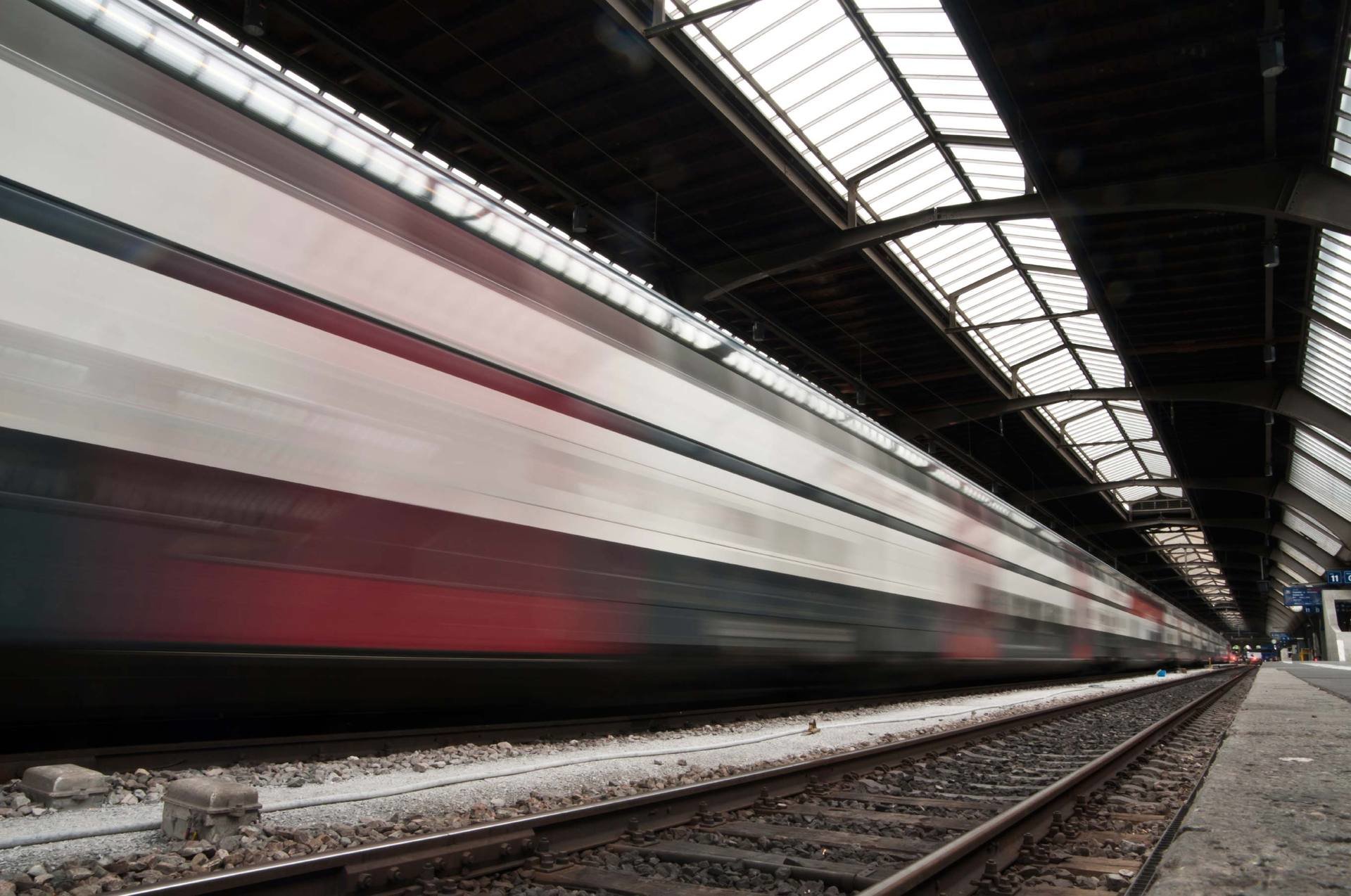 SBB: Stimmungsbild eines Zugs, der in den Bahnhof einfährt zur Illustration eines erfolgreichen PPM-Projekts mit Projektmanagement Beratung