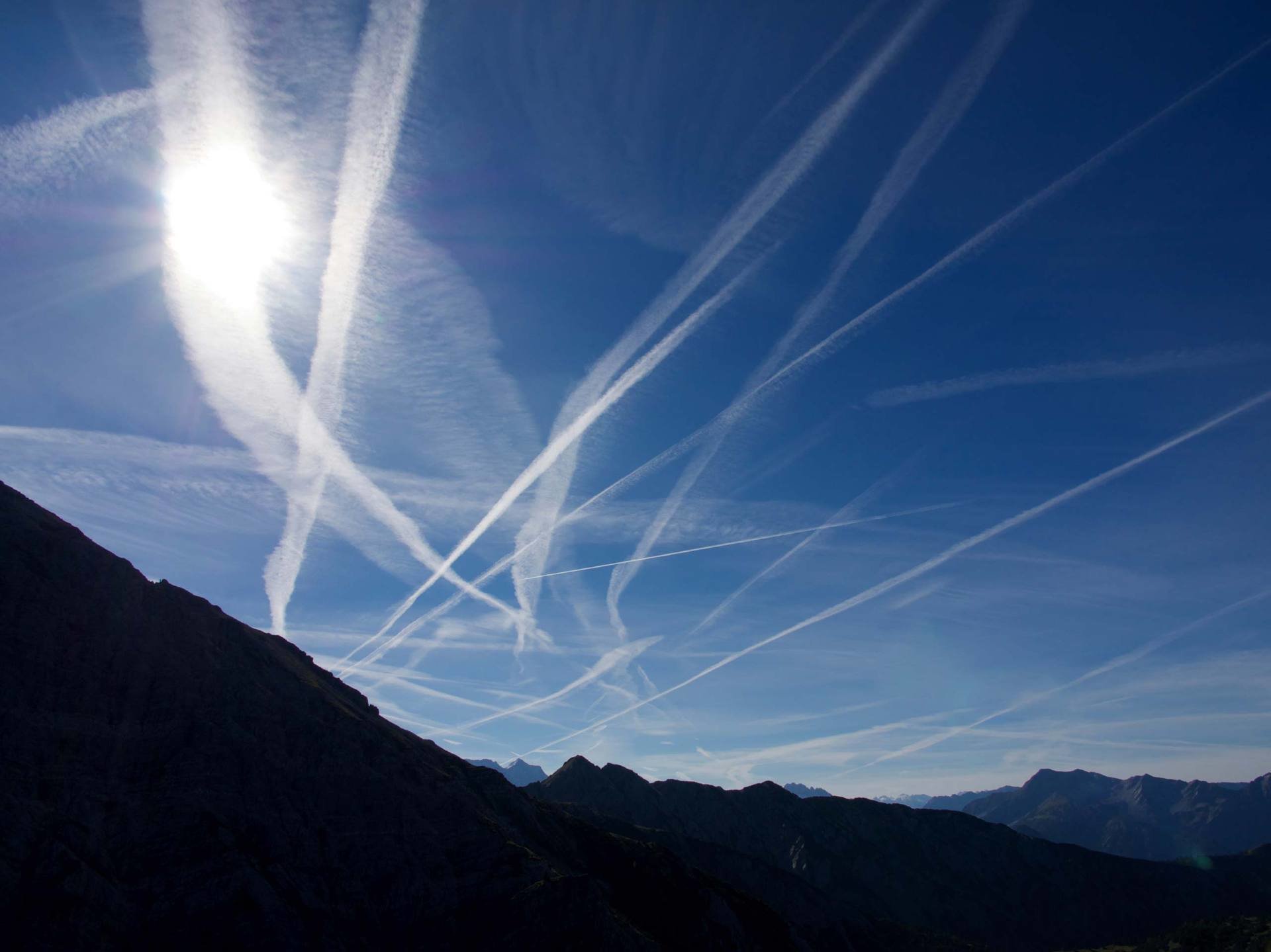 Skyguide: Stimmungsbild mit Kondesstreifen für Location Move der gesamten IT für die Flugsicherung der Schweiz. Infrastruktur Migration